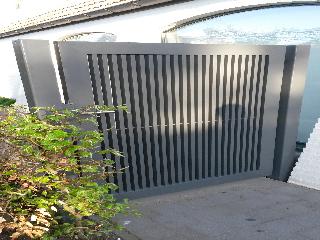 modern poortje in aluminium.jpg